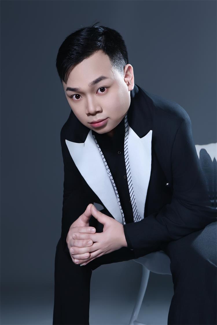 魅力男模张逸尘:于光影间逐梦,绽放青春风华