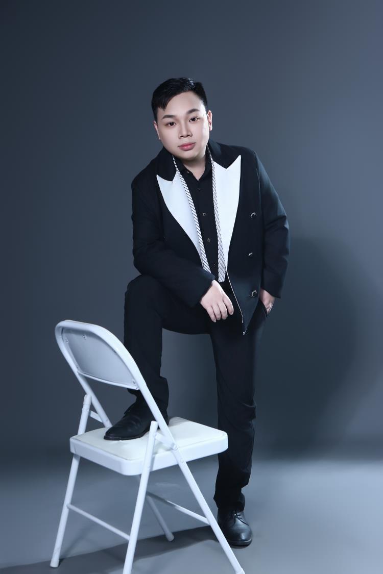 魅力男模张逸尘:于光影间逐梦,绽放青春风华