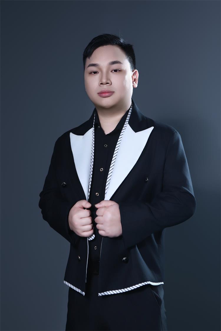 魅力男模张逸尘:于光影间逐梦,绽放青春风华