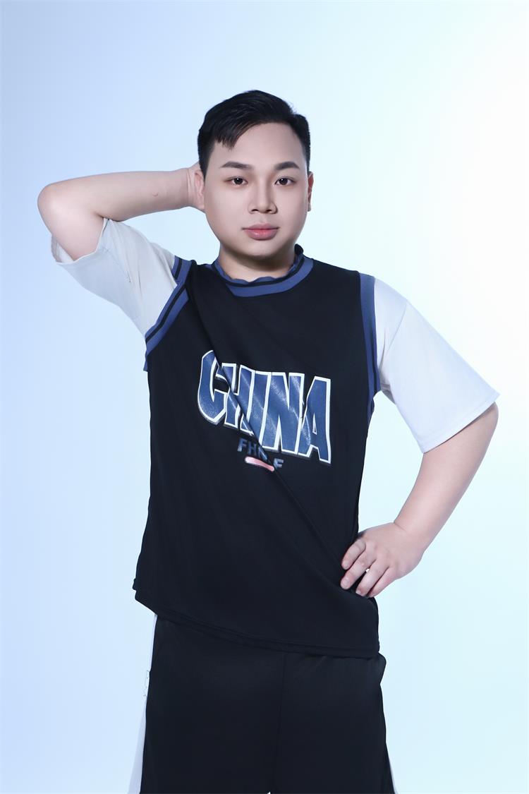 魅力男模张逸尘:于光影间逐梦,绽放青春风华