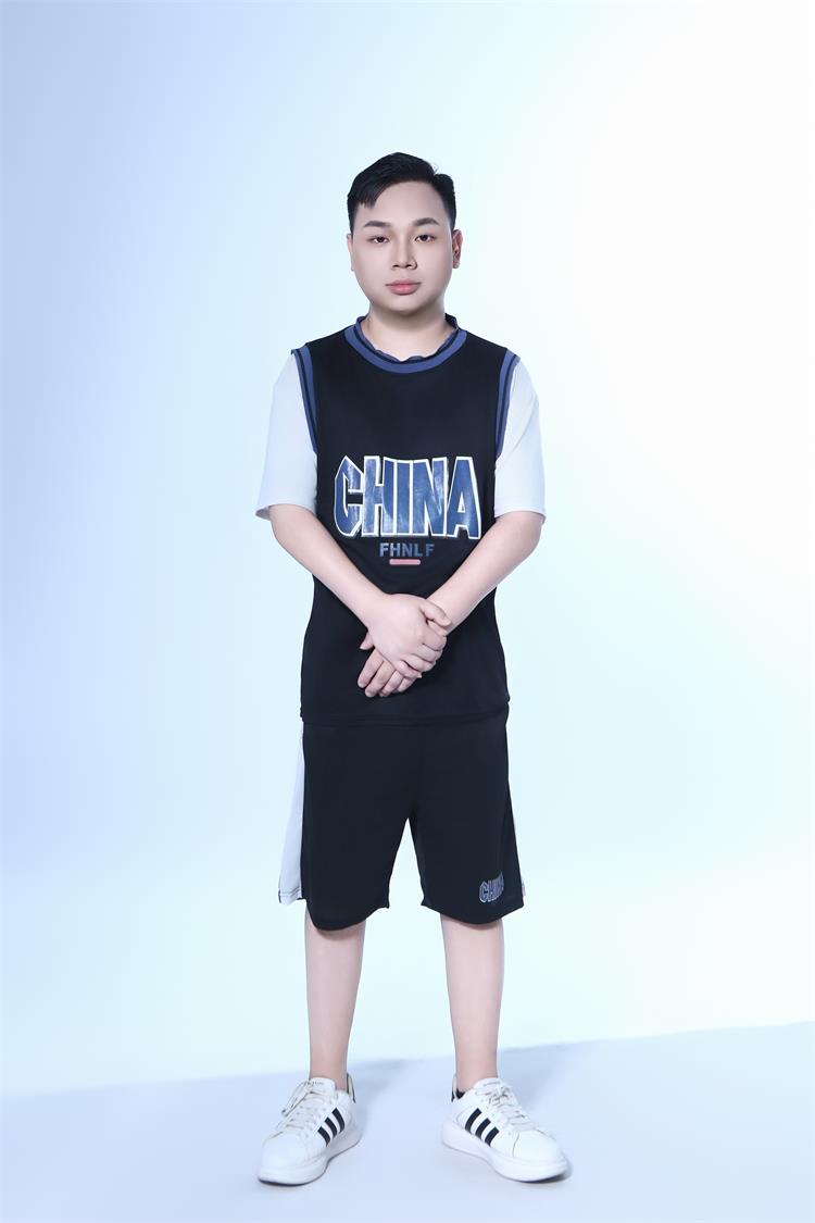 魅力男模张逸尘:于光影间逐梦,绽放青春风华