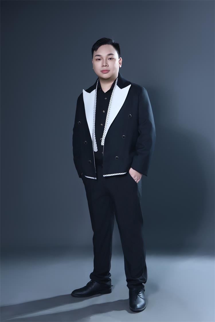 魅力男模张逸尘:于光影间逐梦,绽放青春风华