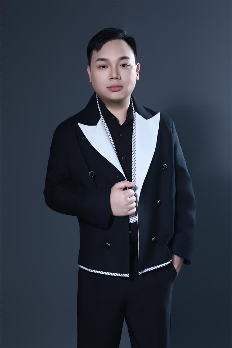 魅力男模张逸尘:于光影间逐梦,绽放青春风华