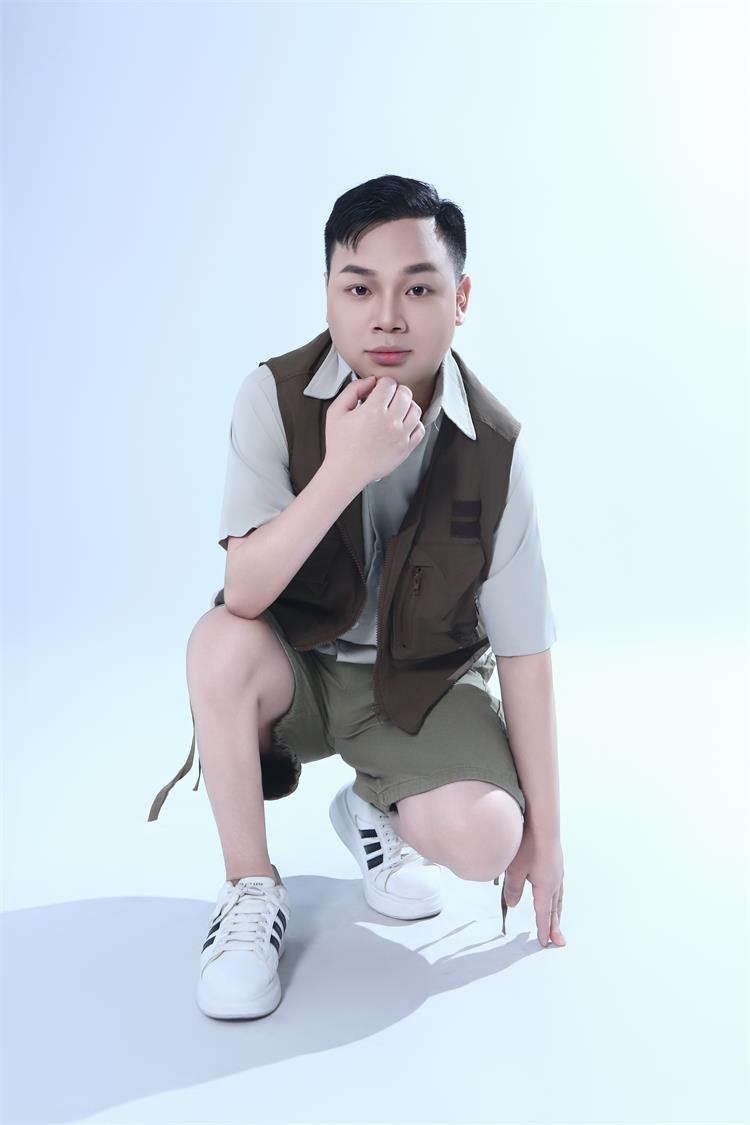 魅力男模张逸尘:于光影间逐梦,绽放青春风华