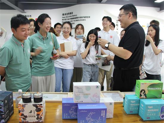 以“莓”为媒,调研乡村振兴发展新路子:车辆工程学院走进南川大观镇调研嘉蓝悦霖农业公司