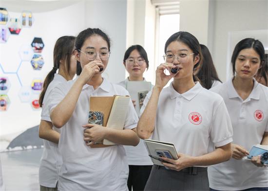 以“莓”为媒,调研乡村振兴发展新路子:车辆工程学院走进南川大观镇调研嘉蓝悦霖农业公司