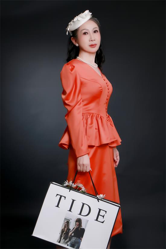 薇薇:T台展现成熟女性优雅与自信风采