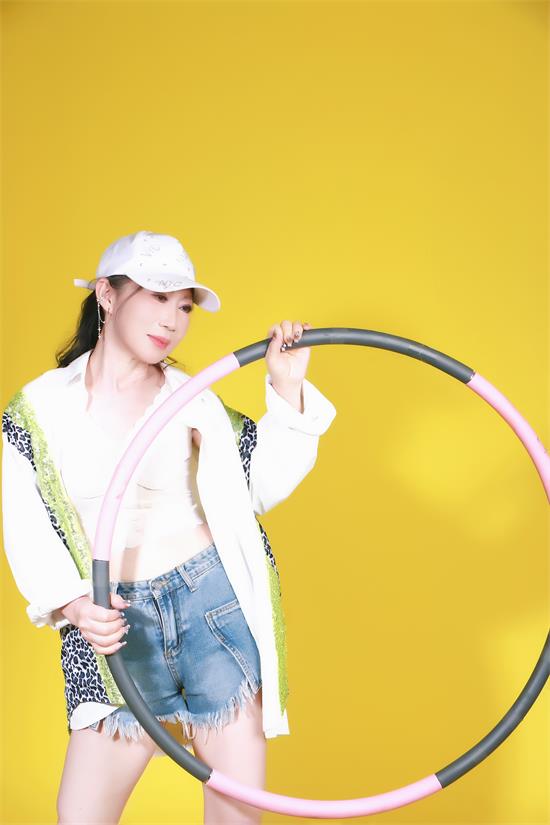 薇薇:T台展现成熟女性优雅与自信风采