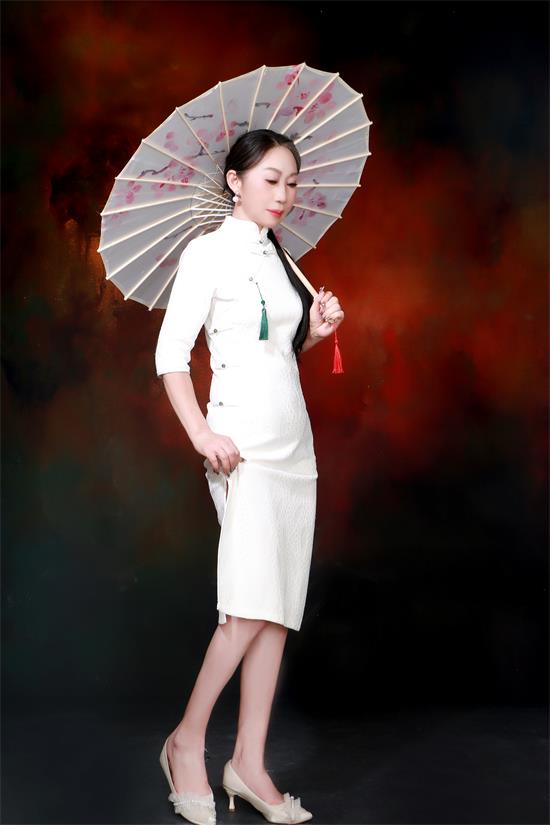 薇薇:T台展现成熟女性优雅与自信风采