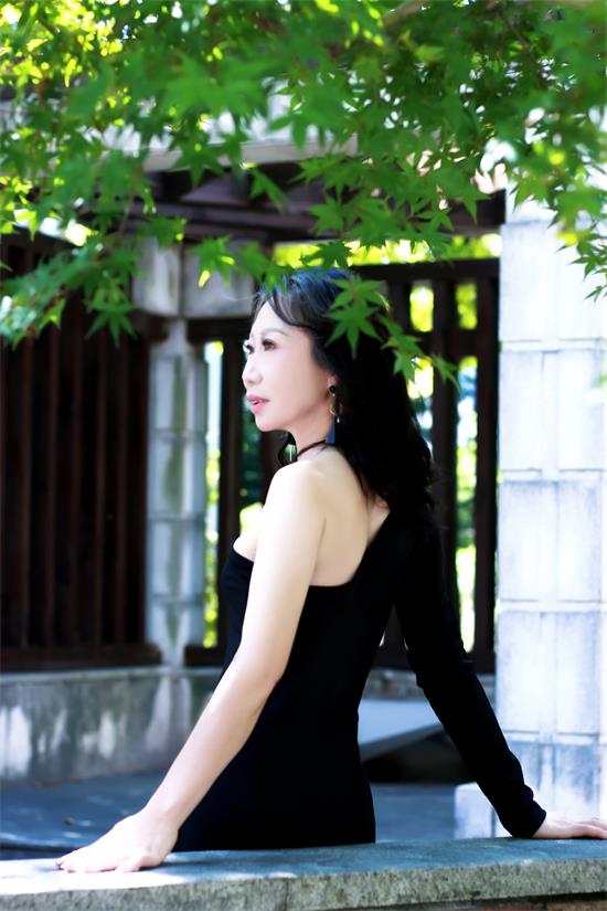 薇薇:T台展现成熟女性优雅与自信风采