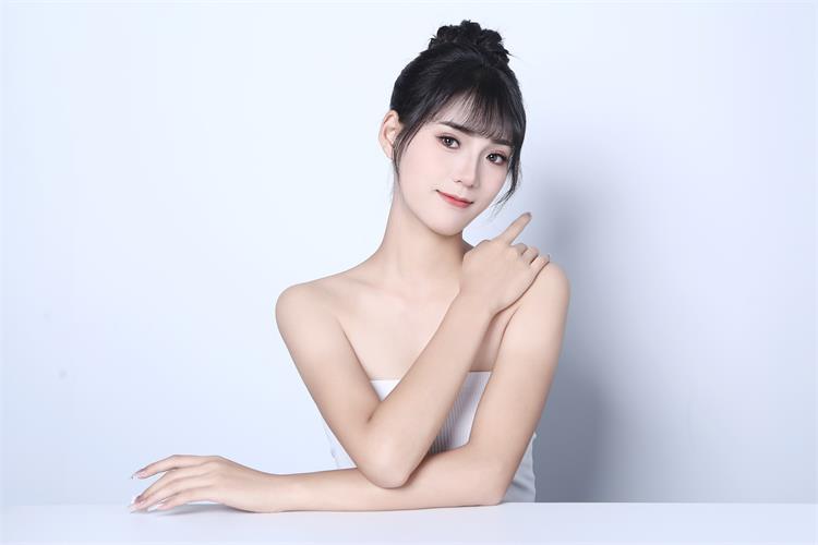 橘子海:模特界的清新之风,美丽绝伦,优雅自信。