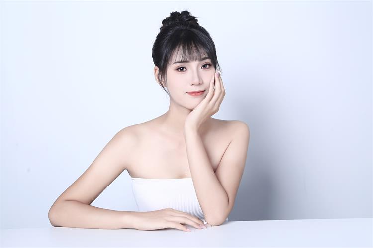 橘子海:模特界的清新之风,美丽绝伦,优雅自信。