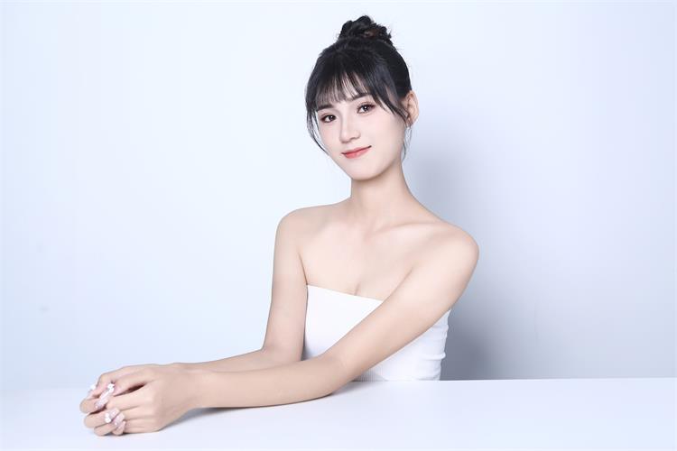 橘子海:模特界的清新之风,美丽绝伦,优雅自信。