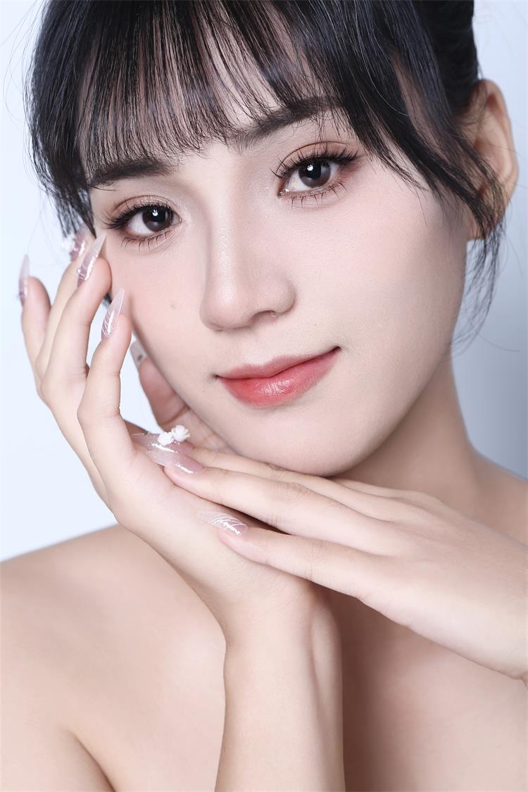 橘子海:模特界的清新之风,美丽绝伦,优雅自信。