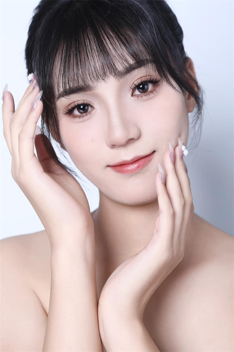 橘子海:模特界的清新之风,美丽绝伦,优雅自信。