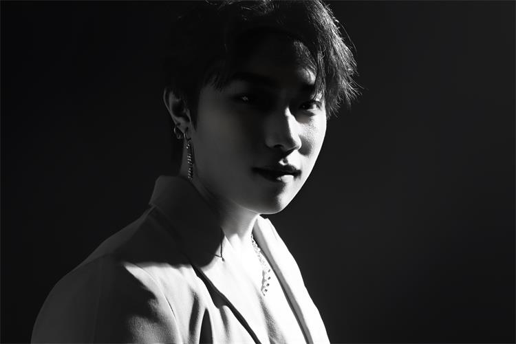 新晋男模小勋:用镜头诠释优雅与自由,自带光芒的狮子座新星