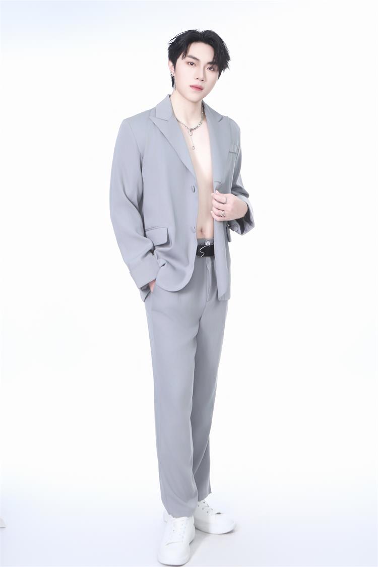 新晋男模小勋:用镜头诠释优雅与自由,自带光芒的狮子座新星