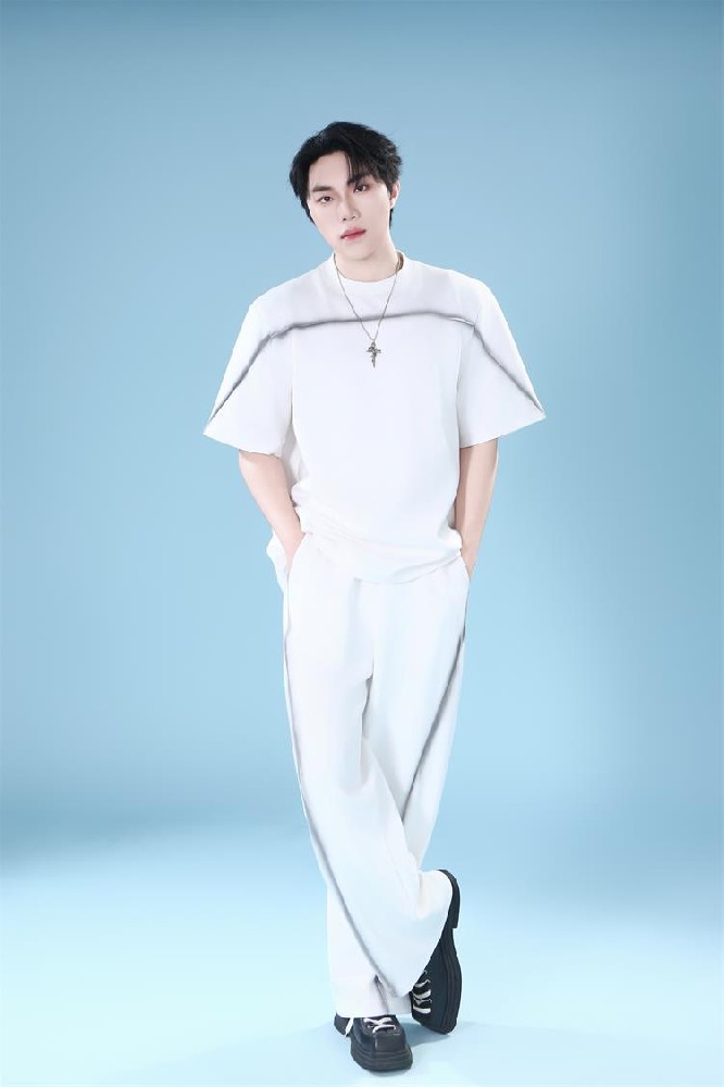 新晋男模小勋:用镜头诠释优雅与自由,自带光芒的狮子座新星