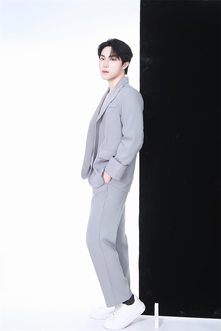 新晋男模小勋:用镜头诠释优雅与自由,自带光芒的狮子座新星