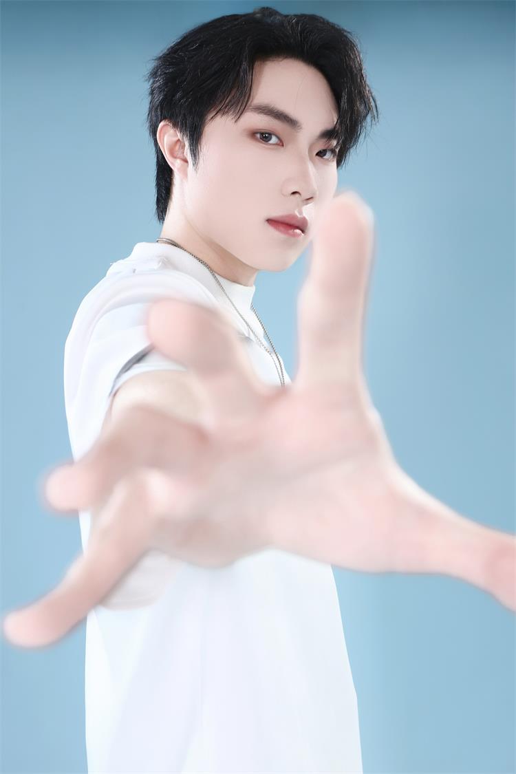 新晋男模小勋:用镜头诠释优雅与自由,自带光芒的狮子座新星