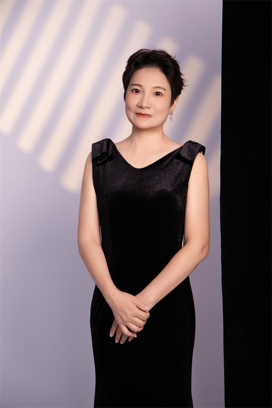 惊艳时尚圈！新星模特天娜（艺名），时尚与智慧的完美融合