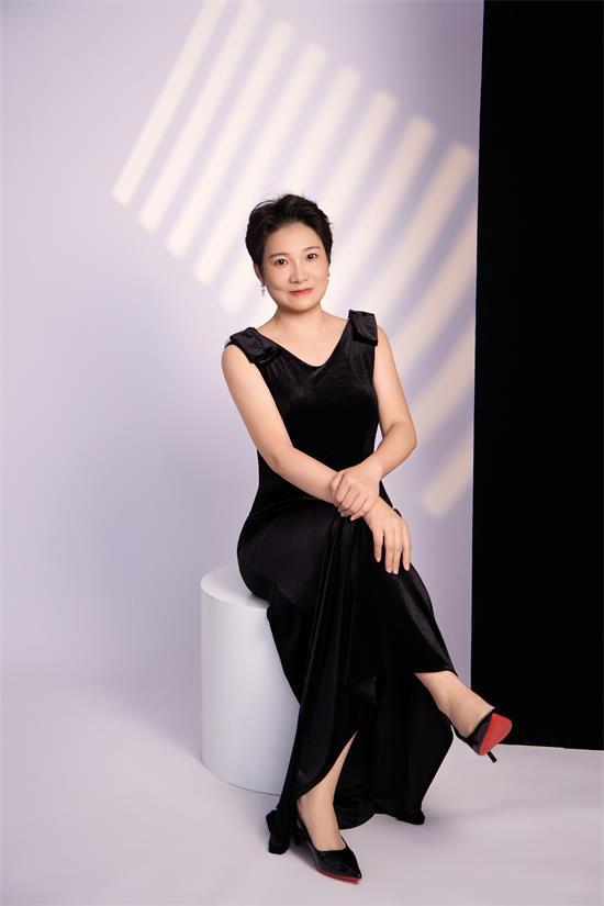 惊艳时尚圈！新星模特天娜（艺名），时尚与智慧的完美融合