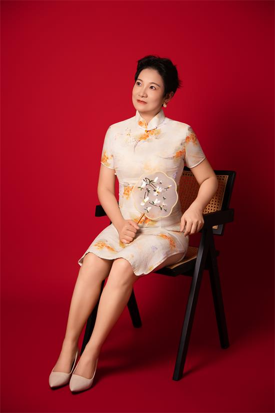 惊艳时尚圈！新星模特天娜（艺名），时尚与智慧的完美融合