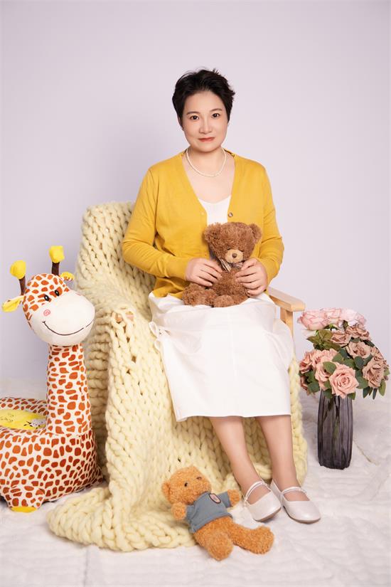 惊艳时尚圈！新星模特天娜（艺名），时尚与智慧的完美融合