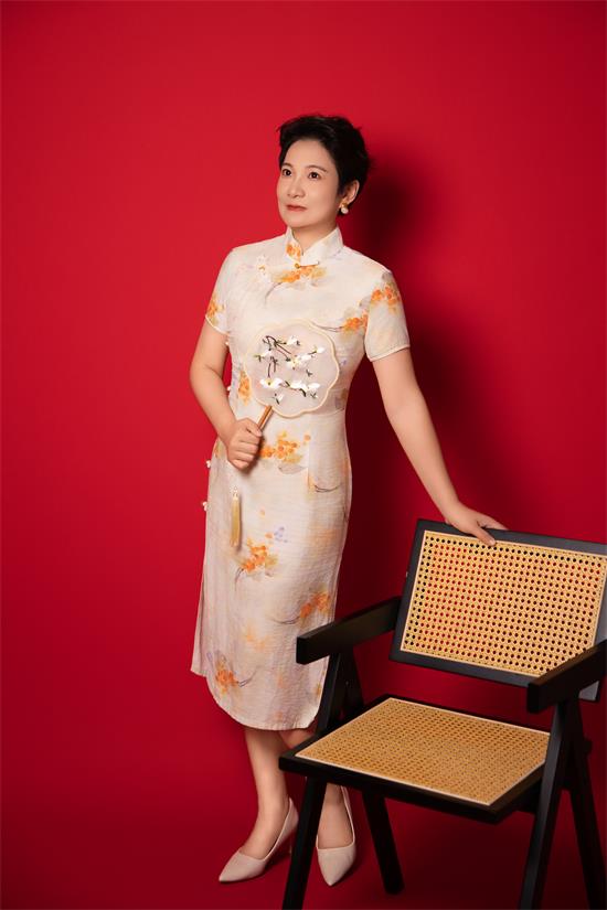 惊艳时尚圈！新星模特天娜（艺名），时尚与智慧的完美融合