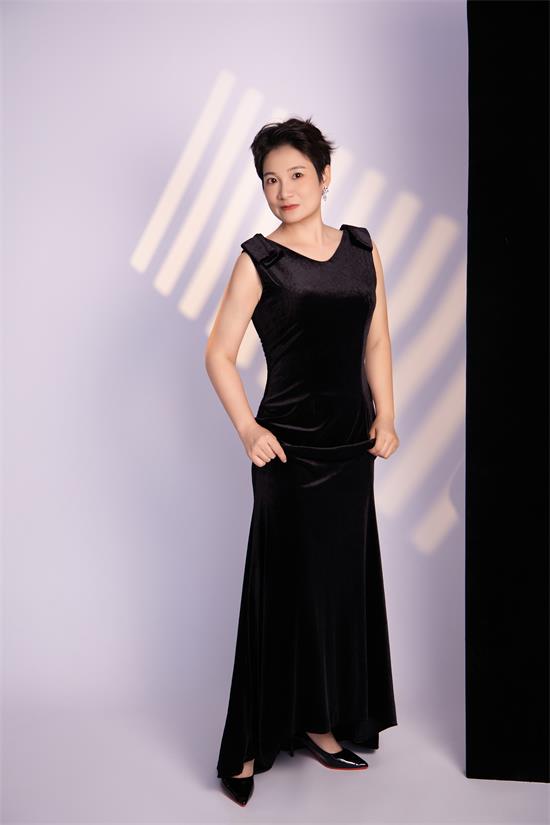 惊艳时尚圈！新星模特天娜（艺名），时尚与智慧的完美融合