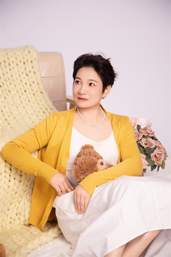 惊艳时尚圈！新星模特天娜（艺名），时尚与智慧的完美融合