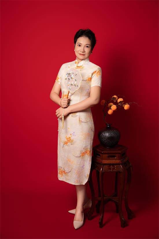 惊艳时尚圈！新星模特天娜（艺名），时尚与智慧的完美融合