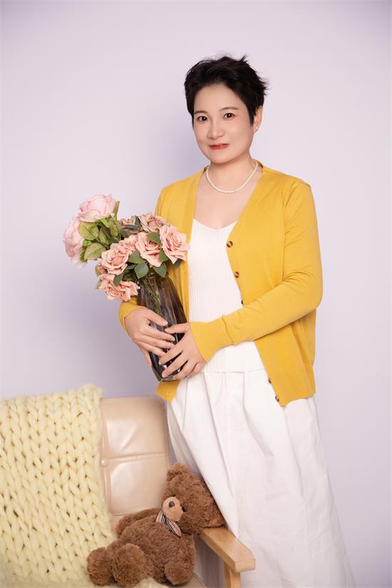 惊艳时尚圈！新星模特天娜（艺名），时尚与智慧的完美融合