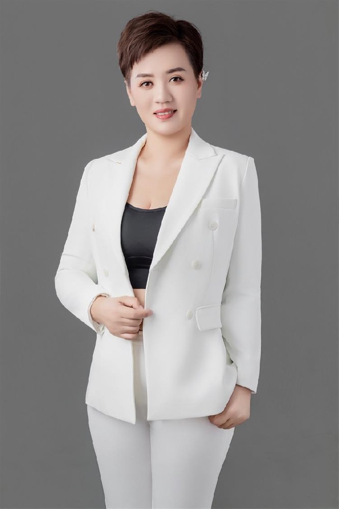 梅子:用玉质容颜与专业力量,诠释时尚的千万种可能