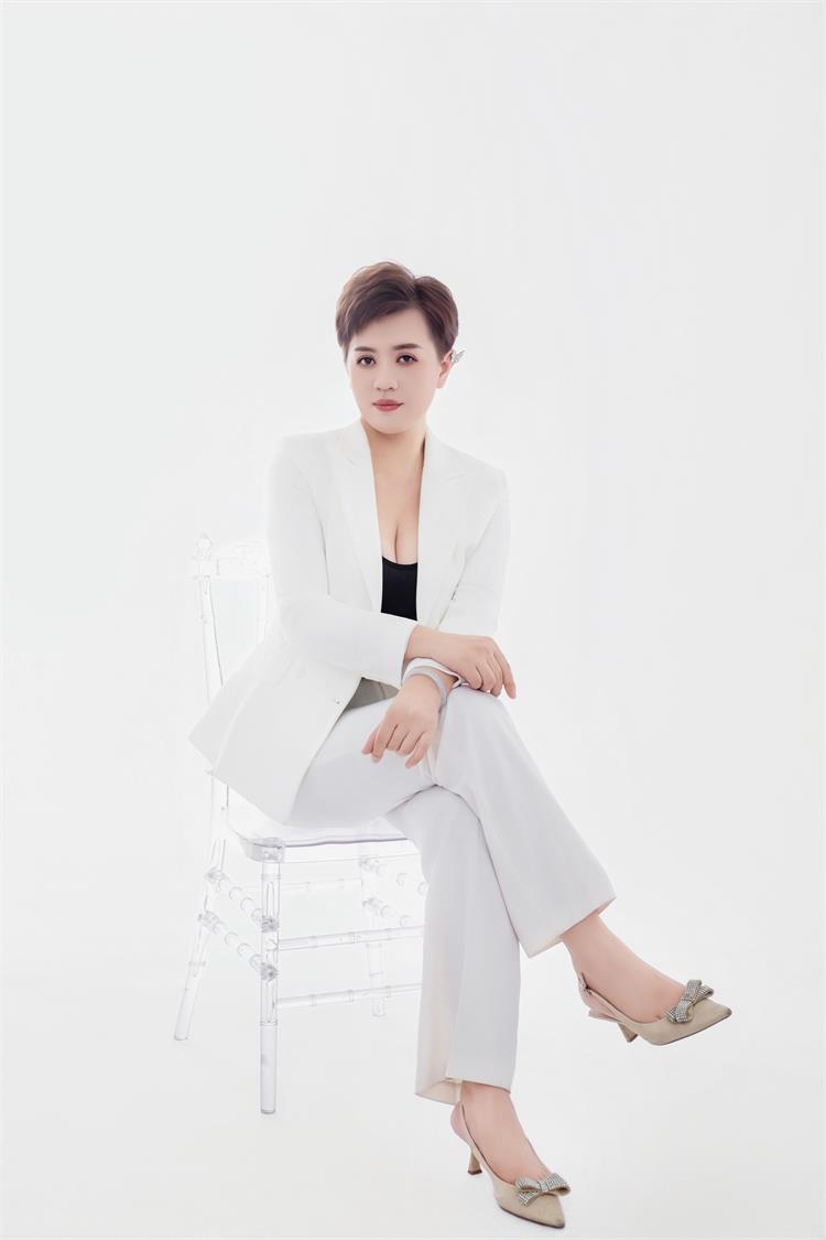 梅子:用玉质容颜与专业力量,诠释时尚的千万种可能