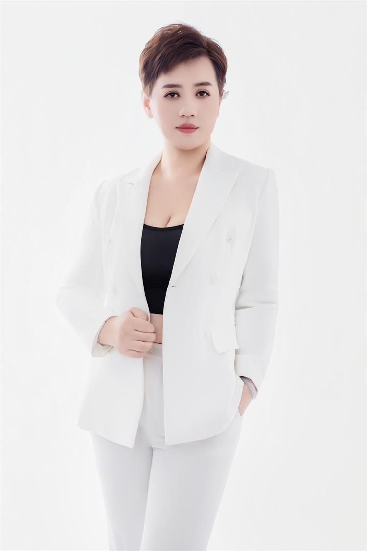 梅子:用玉质容颜与专业力量,诠释时尚的千万种可能