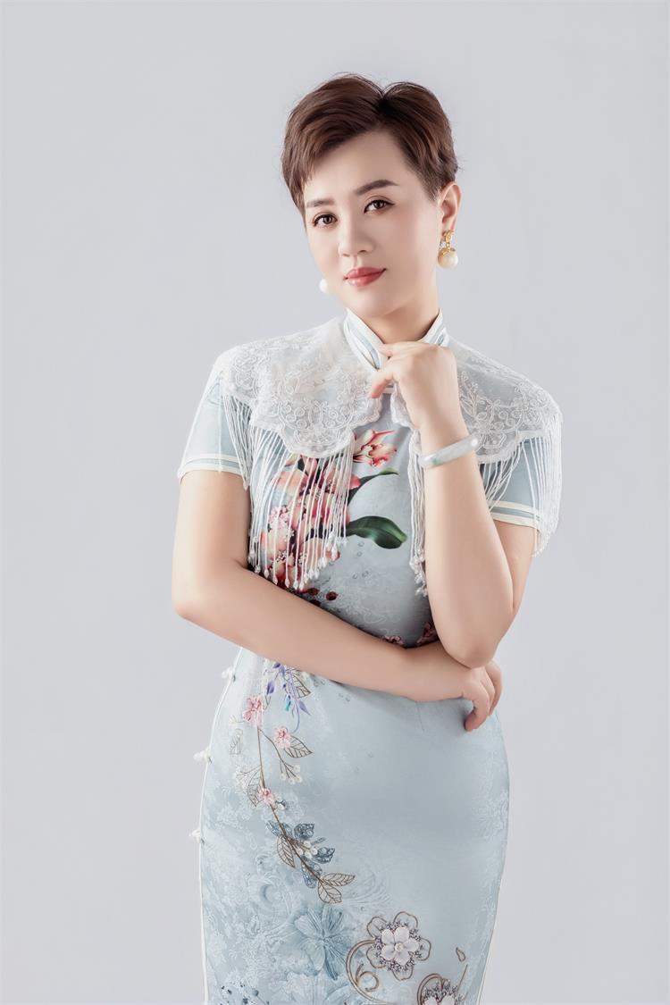 梅子:用玉质容颜与专业力量,诠释时尚的千万种可能