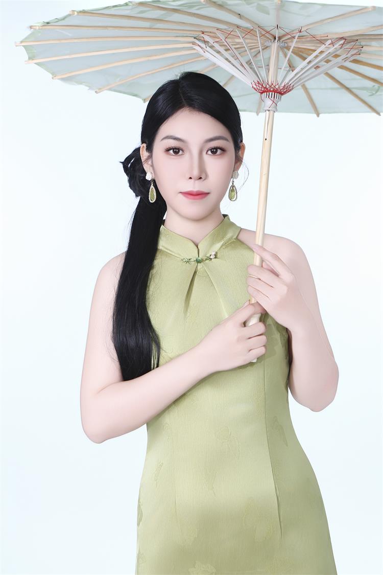 廖秋凤：自带光韵的潜力模特新星