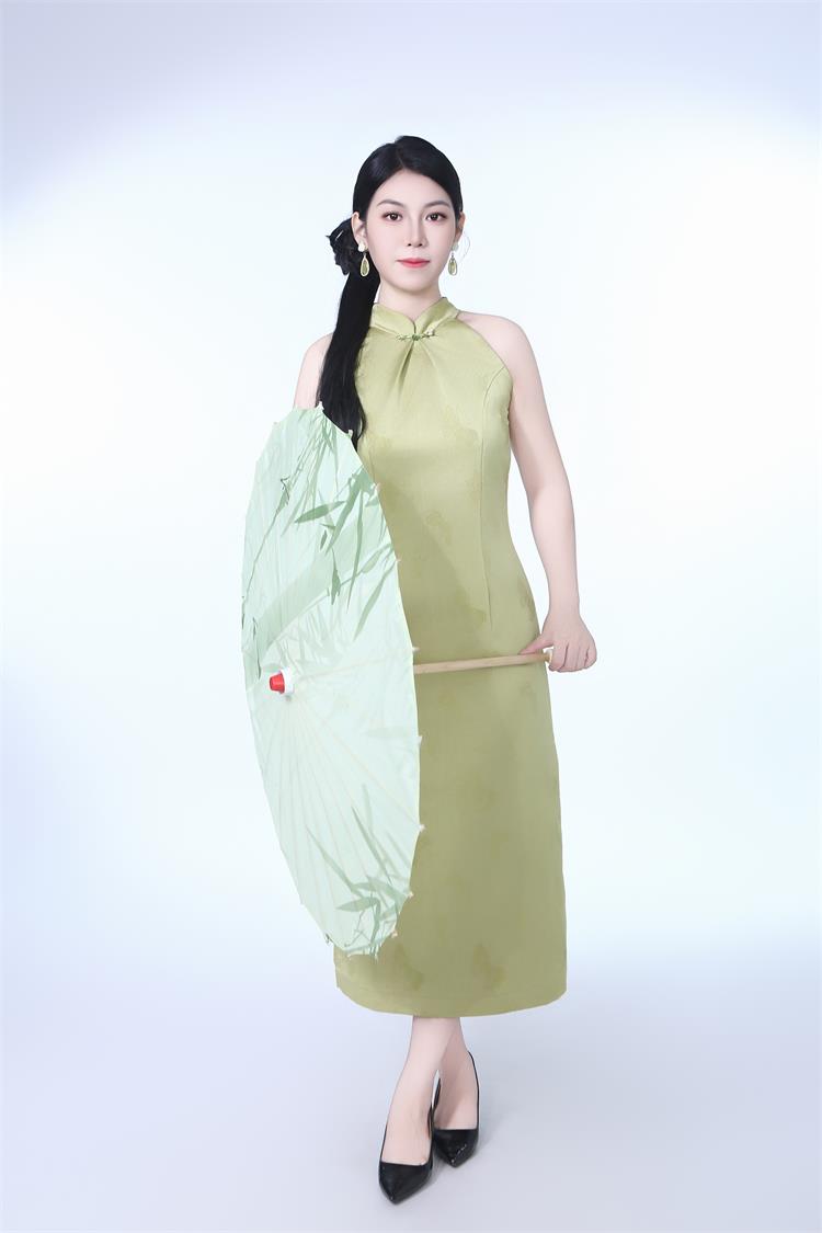 廖秋凤：自带光韵的潜力模特新星