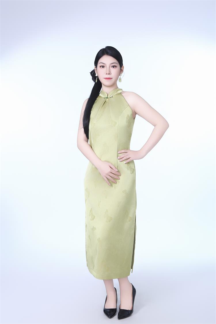 廖秋凤：自带光韵的潜力模特新星