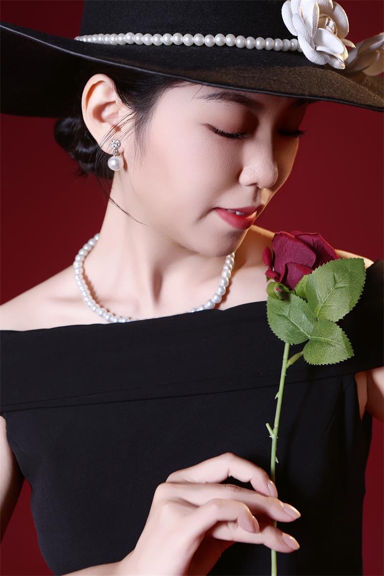 廖秋凤：自带光韵的潜力模特新星