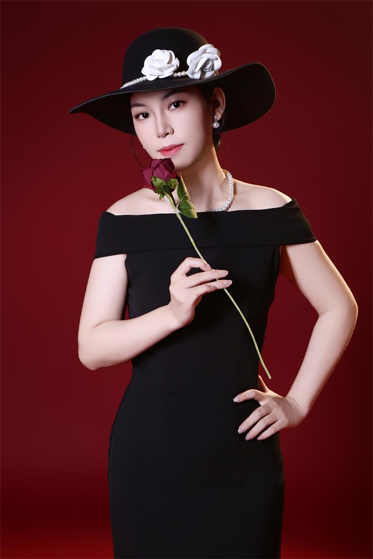 廖秋凤：自带光韵的潜力模特新星