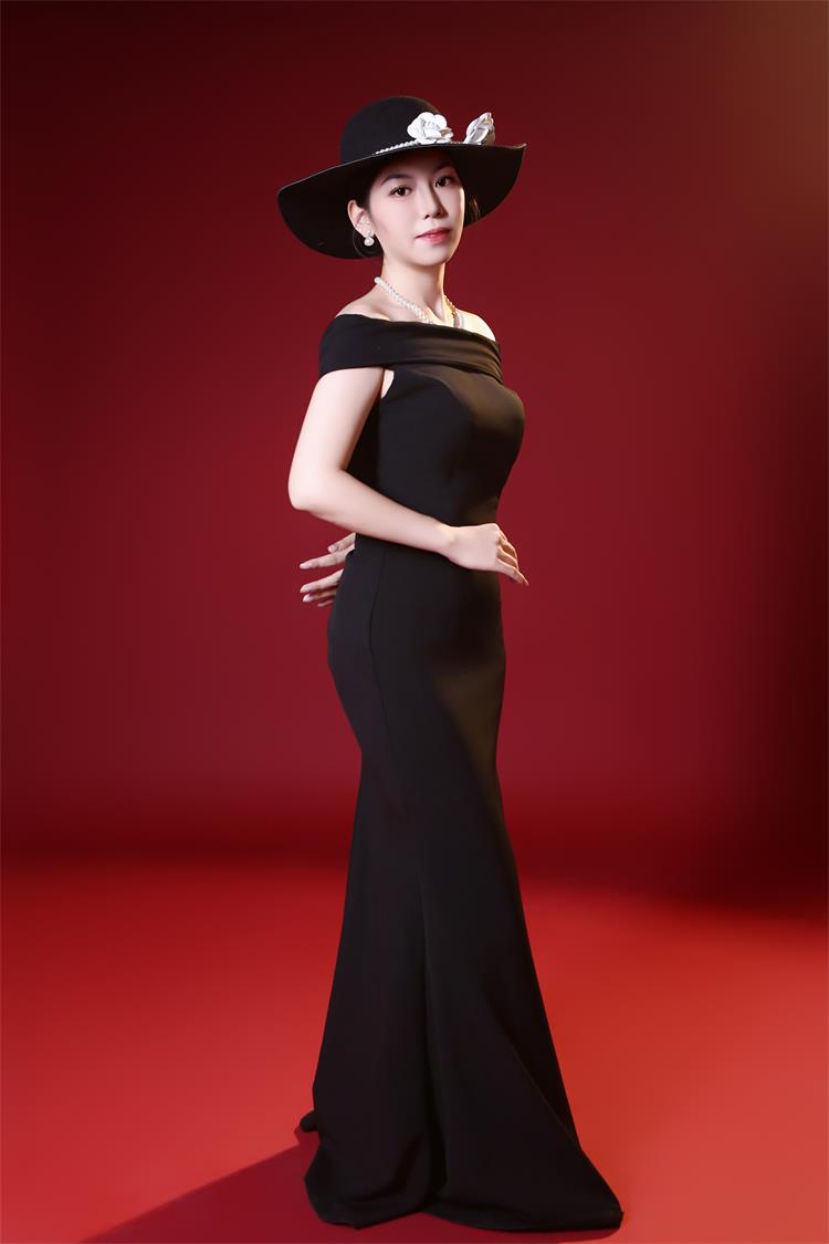 廖秋凤：自带光韵的潜力模特新星