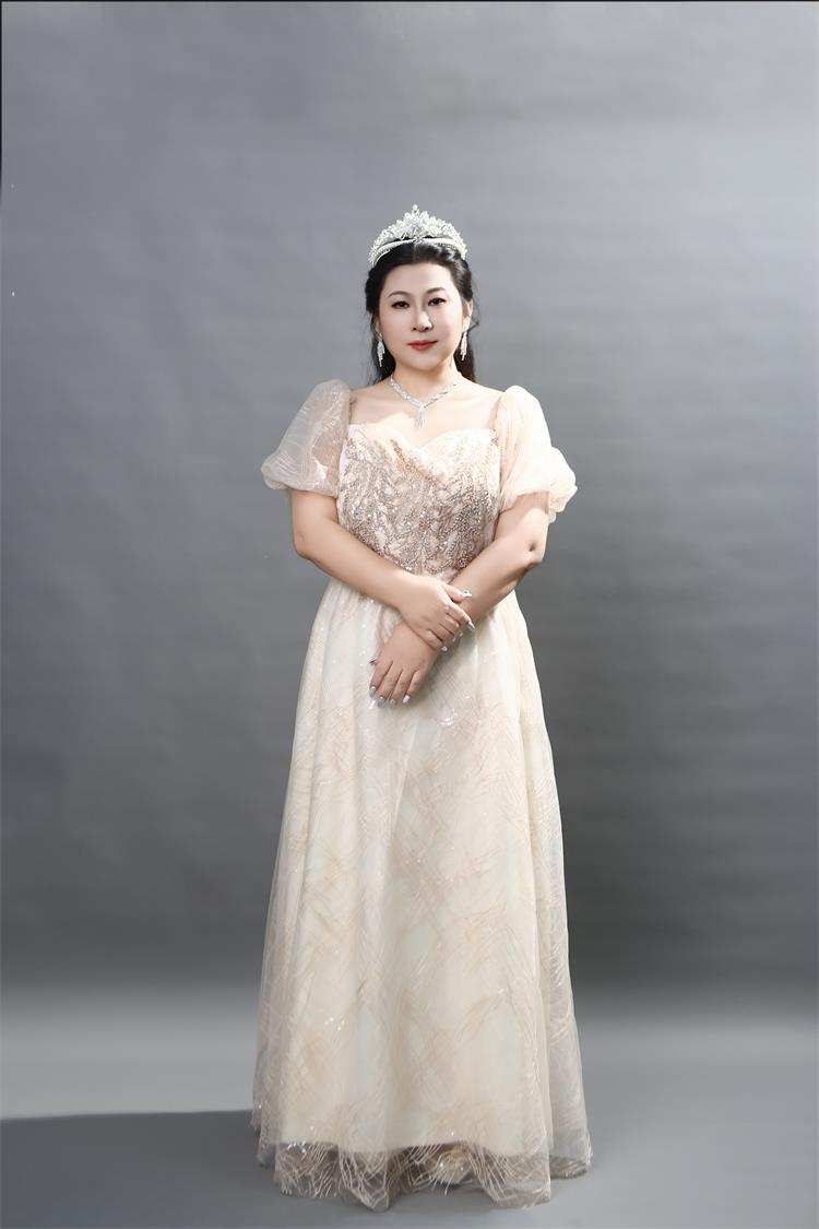 时尚界的宠儿!赵树香如何颠覆大码模特形象?