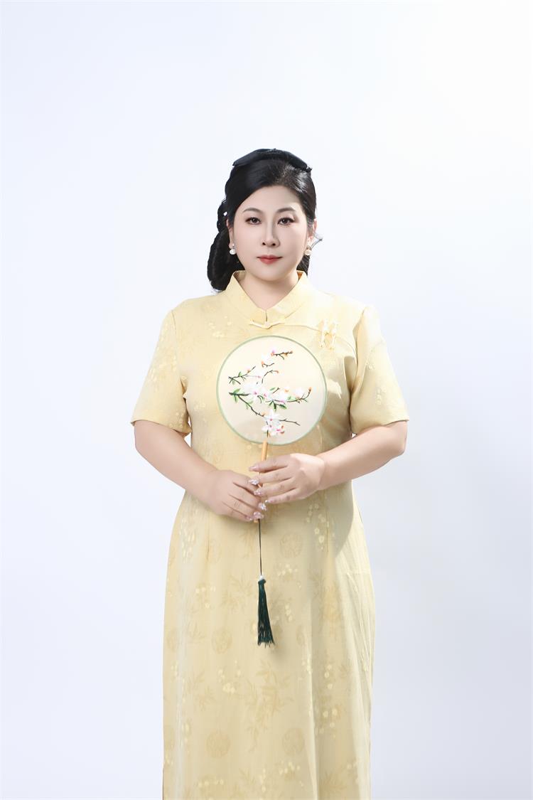 时尚界的宠儿!赵树香如何颠覆大码模特形象?