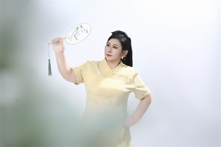 时尚界的宠儿!赵树香如何颠覆大码模特形象?