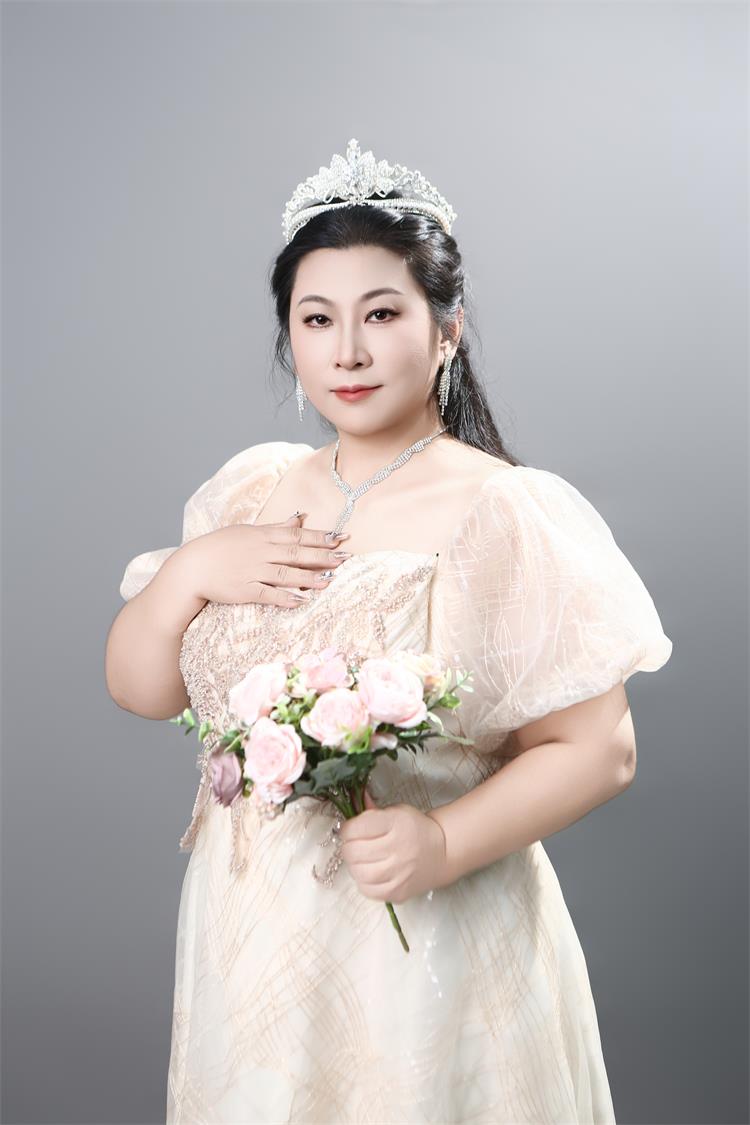 时尚界的宠儿!赵树香如何颠覆大码模特形象?