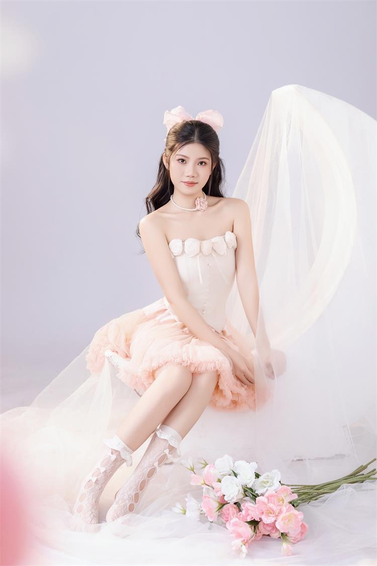 李梅震撼登场，时尚界的新宠儿竟是她！