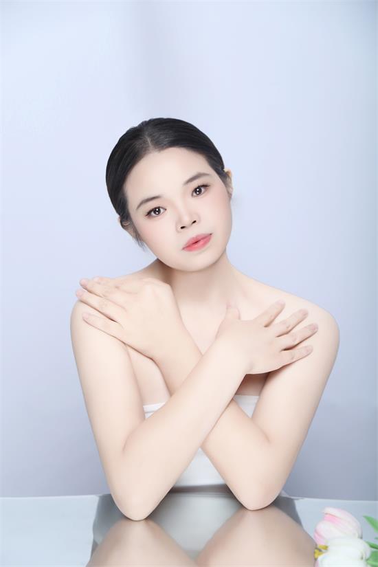 兮玥:优雅与灵动交织的时尚模特新星