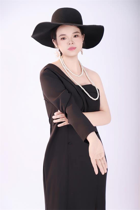 兮玥:优雅与灵动交织的时尚模特新星